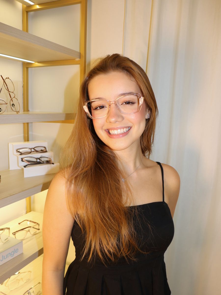 Cliente experimentando armações na loja