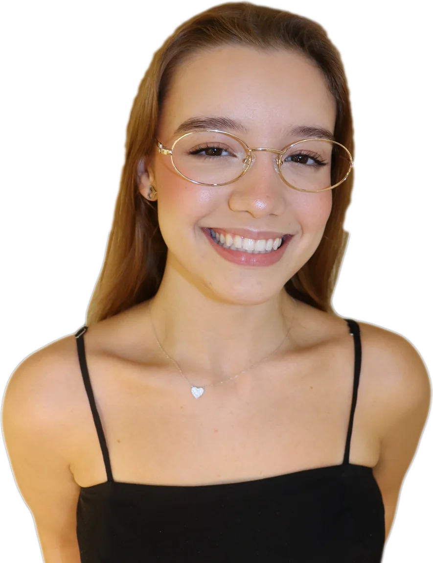 Cliente sorrindo com óculos novos