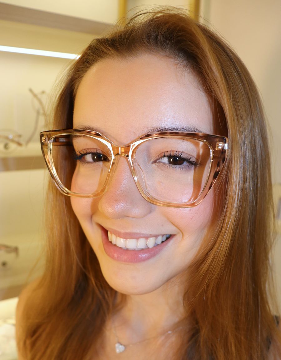 Cliente sorrindo com armação translúcida
